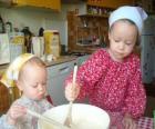 Τα παιδιά ετοιμάζει μια τούρτα με ένα δώρο έκπληξη για τη μαμά